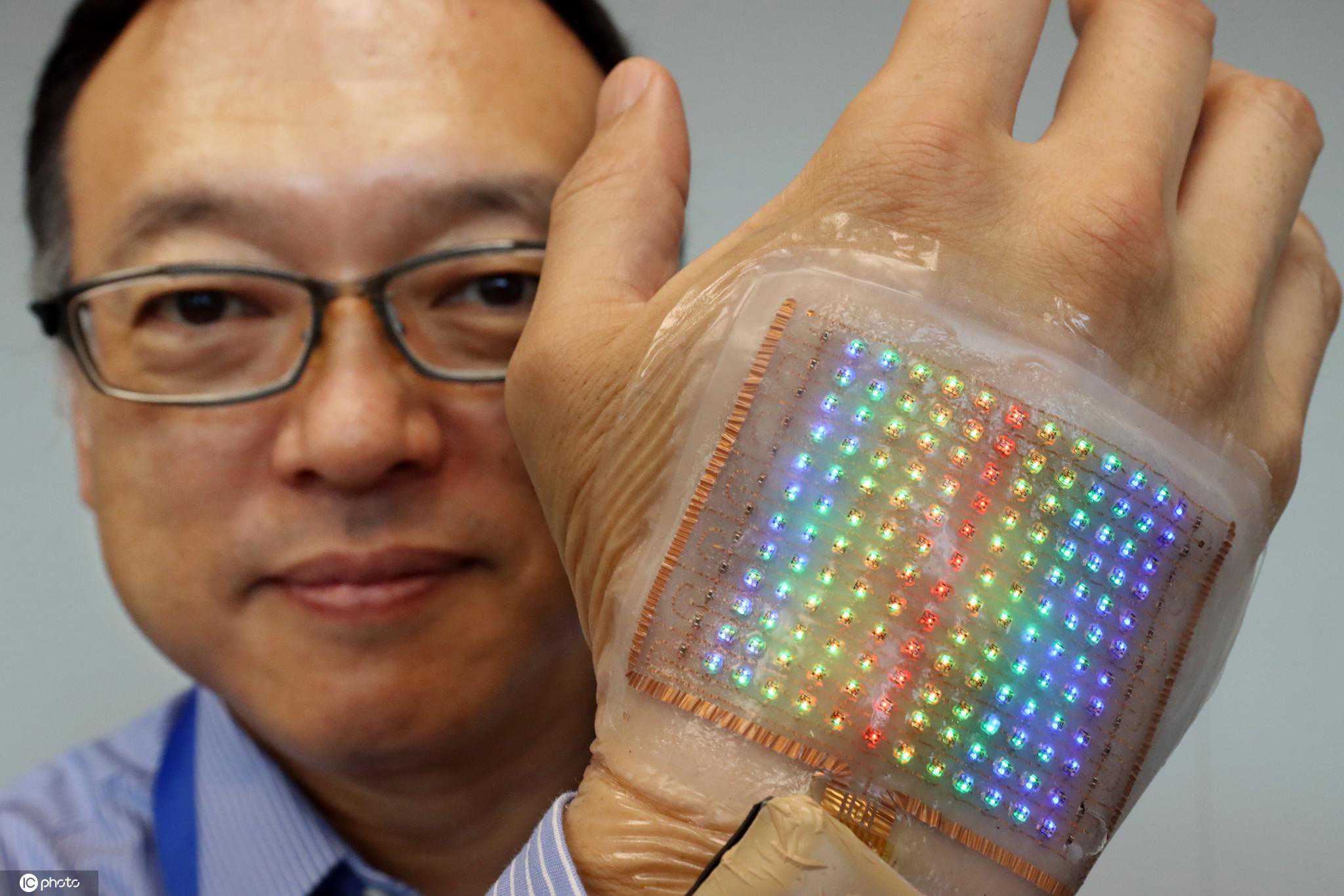 厚度仅2毫米！日本研发出彩色显示屏可贴皮肤