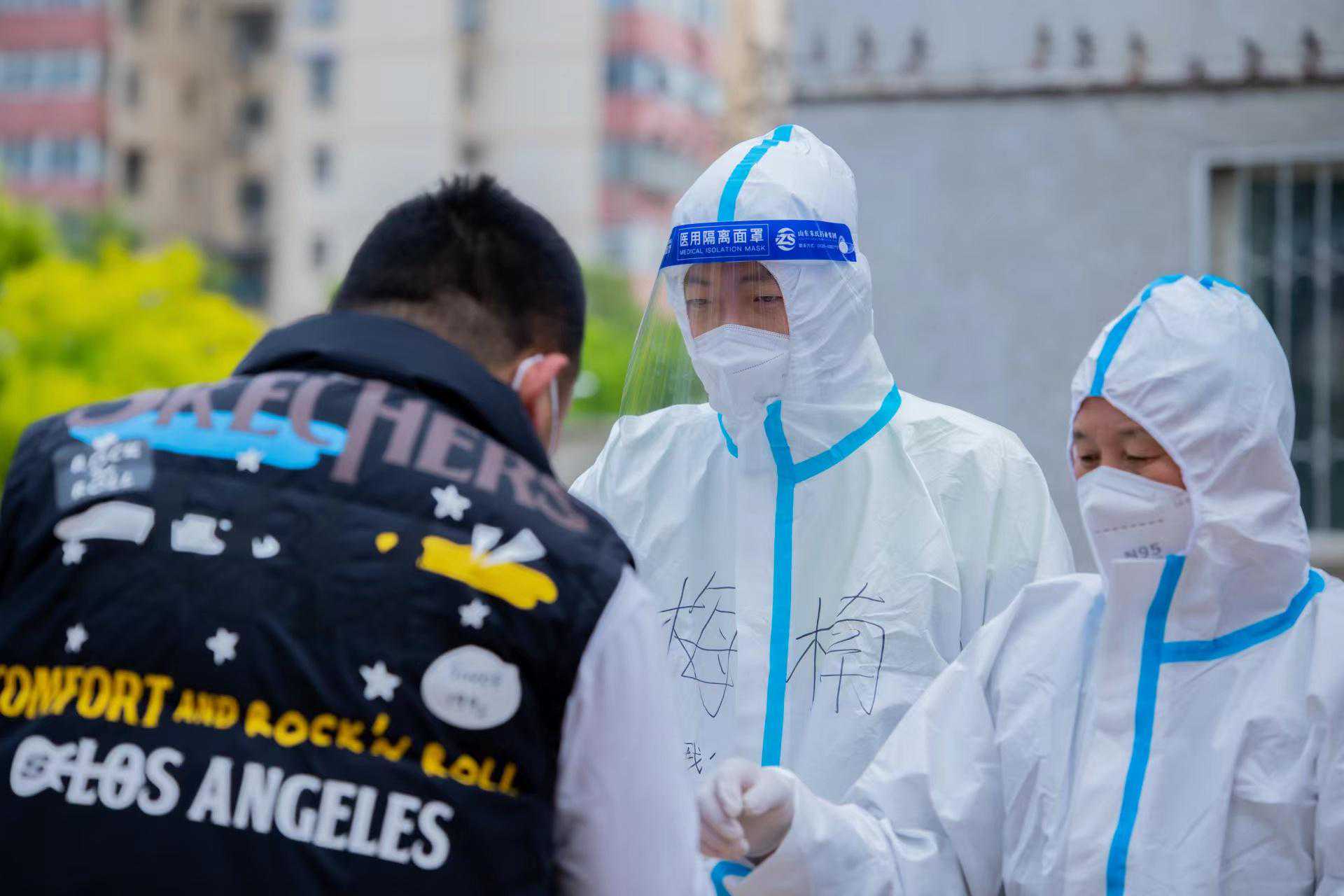 北京石景山金顶街街道模式口封控区路口，预备党员重温入党誓词就地转正