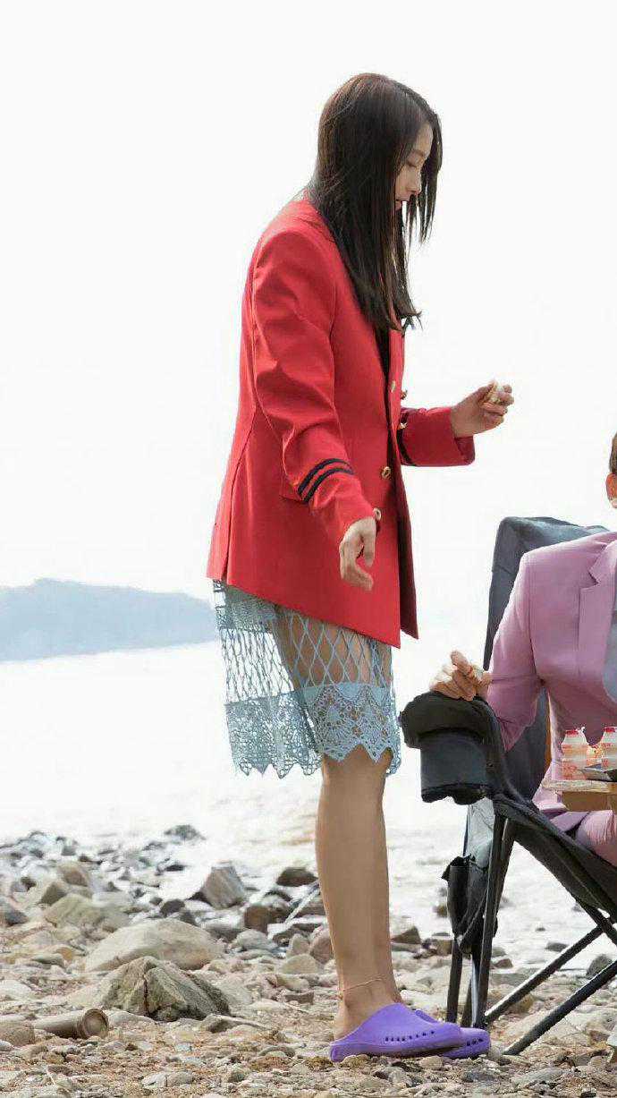 近距离观察关晓彤的脚，一看就知道是那种长很高的脚，胖乎乎的