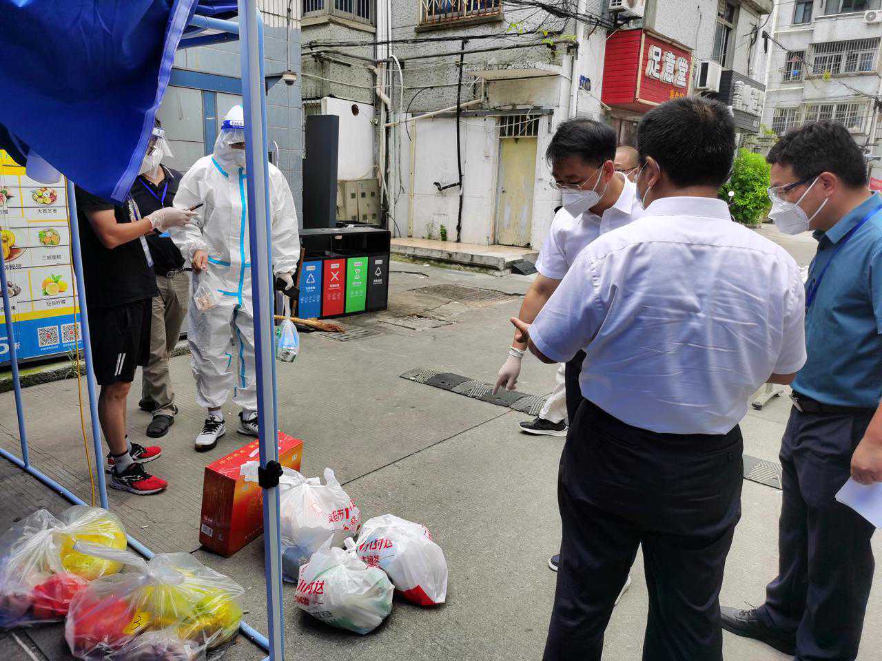 战疫“志愿红”|扬州全市党员干部下沉封闭小区志愿服务——守好“楼道口”，就是守住疫情防控第一线