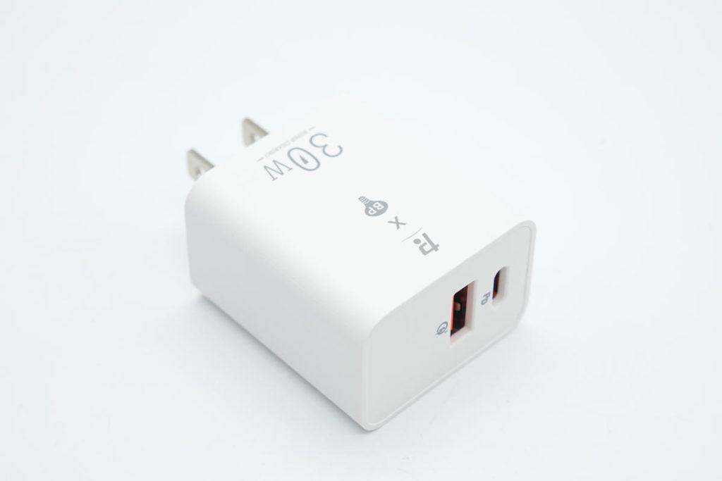 打起价格战这款30W快充应该卖得够便宜，拆解发现全是集成方案