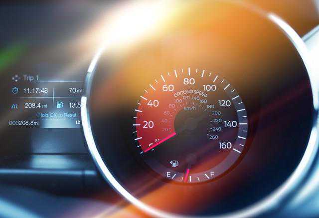 汽车怠速多少转算正常？太高了怎么办？太高了是不是发动机问题