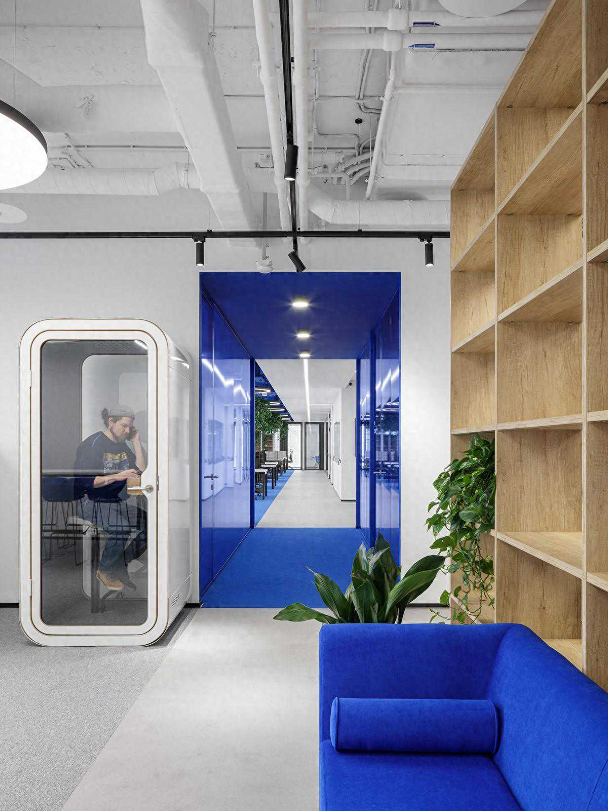 科技公司INNOTECH莫斯科办公：蓝色极简美学空间