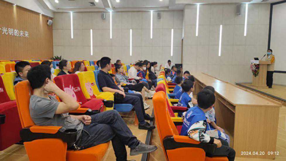 重庆科技小记者体验“眼科小医生”近视防控实践活动