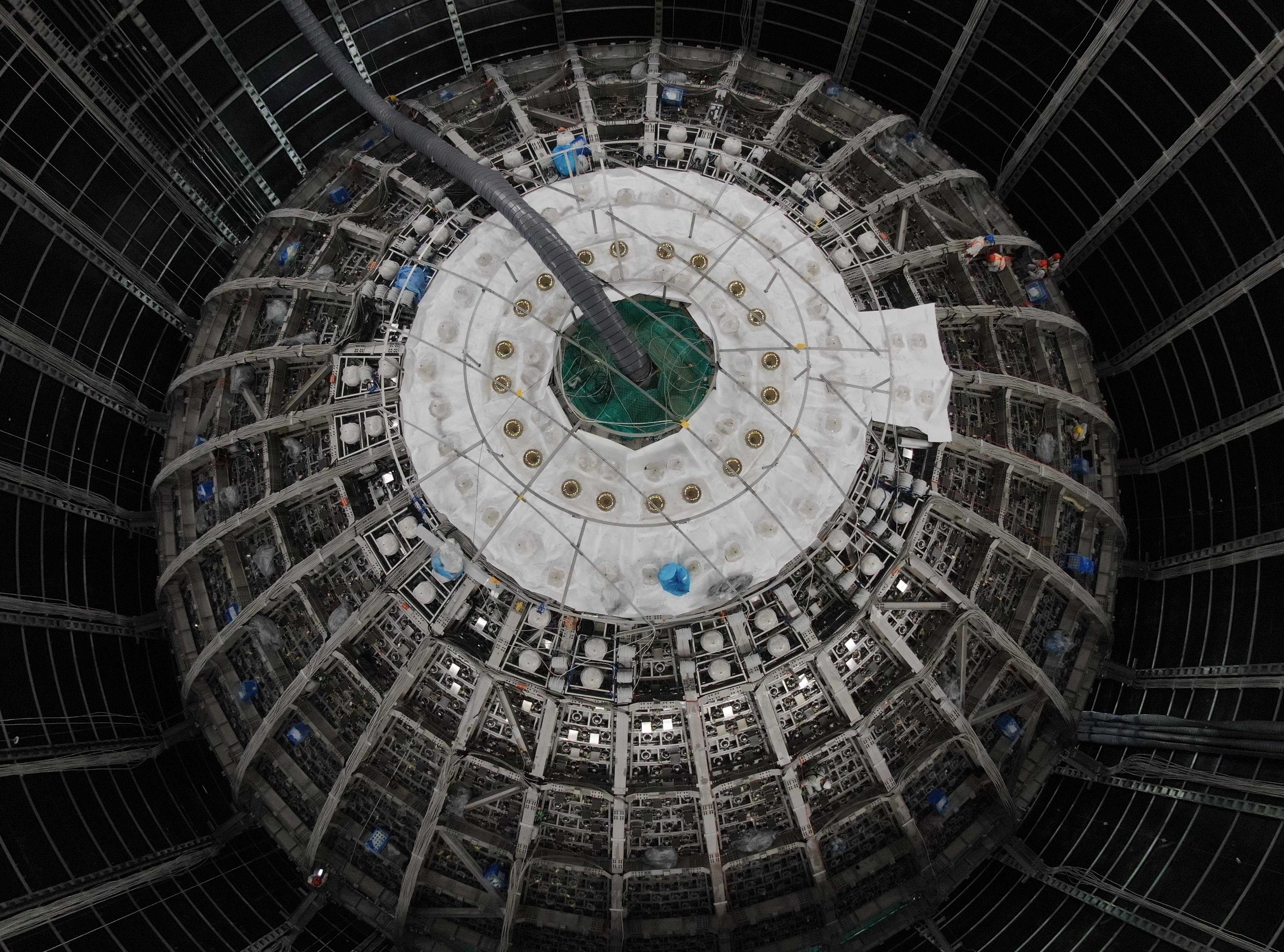 （科技）江门中微子实验探测器：地下700米的大科学装置