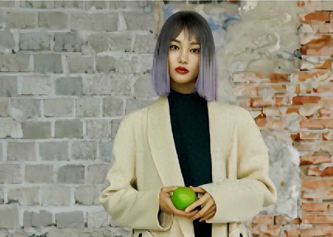 郑爽大变样，五官不协调，两只眼睛不对称，香肠嘴，满脸科技感