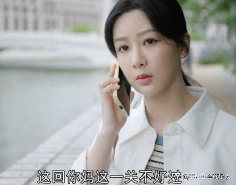 31岁杨紫和60岁何赛飞同框，“科技脸”和原生脸的差别出来了