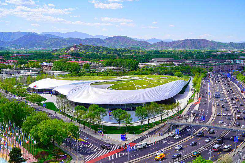 探营永久会址：科幻照进现实 主会场机器人“接待员”自带黑科技