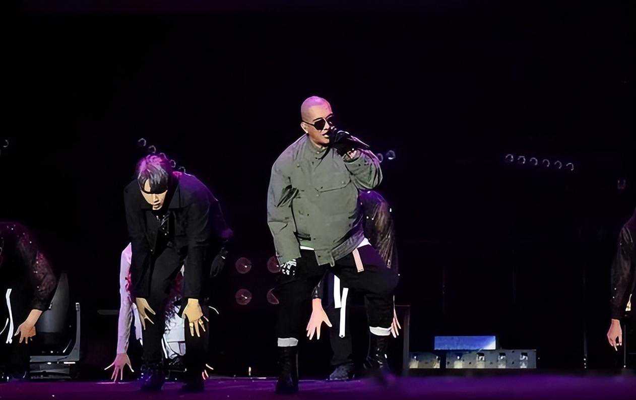 具俊晔演唱会布景曝光，科技感竟像五毛钱特效，被吐槽很接地府！