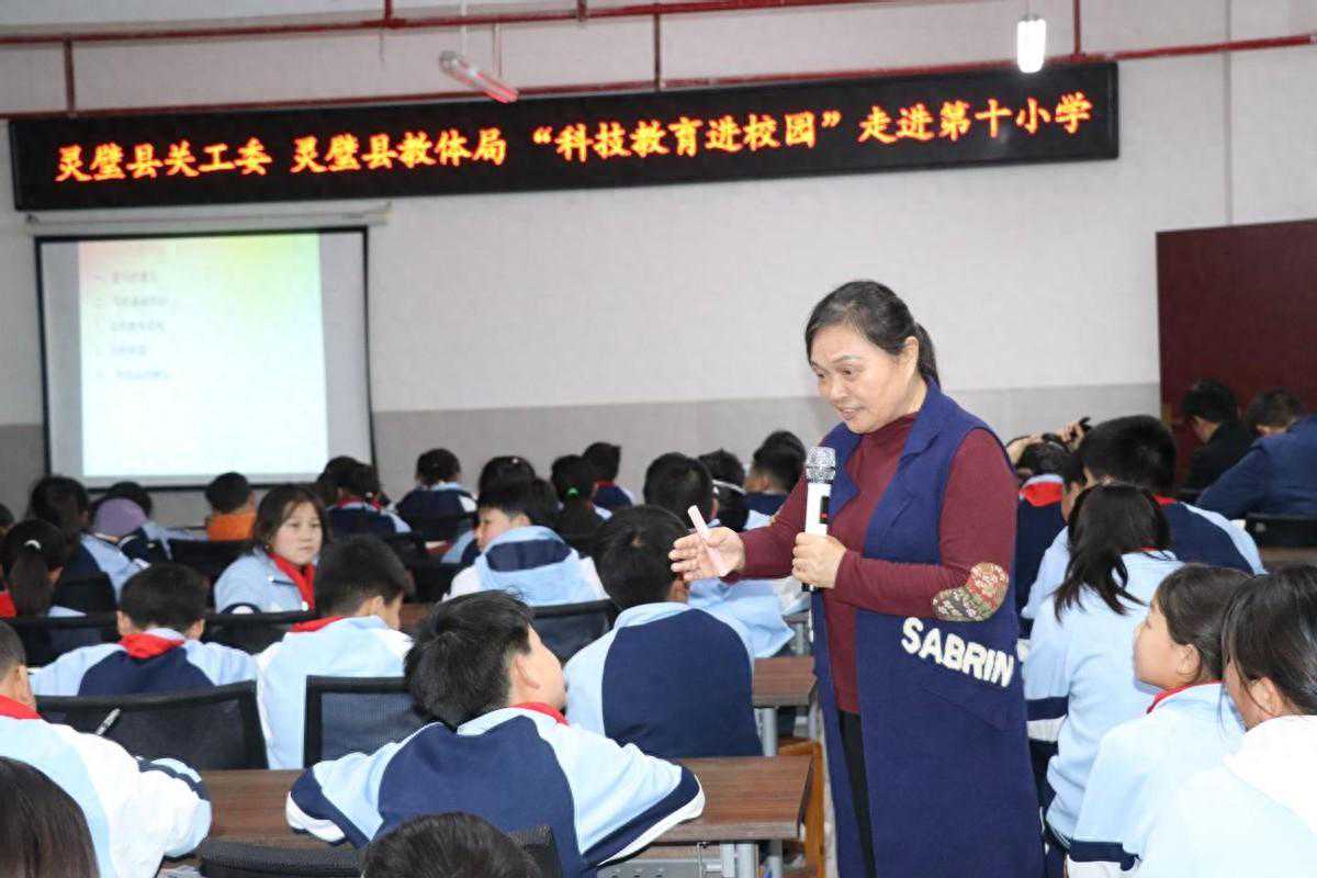 培养环保意识 激发科学兴趣 灵璧十小开展“科技教育进校园”活动