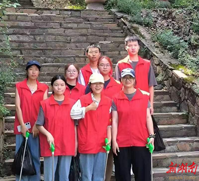 湖南工大科技学院：志愿者常态服务石峰公园  为文明城市建设助力