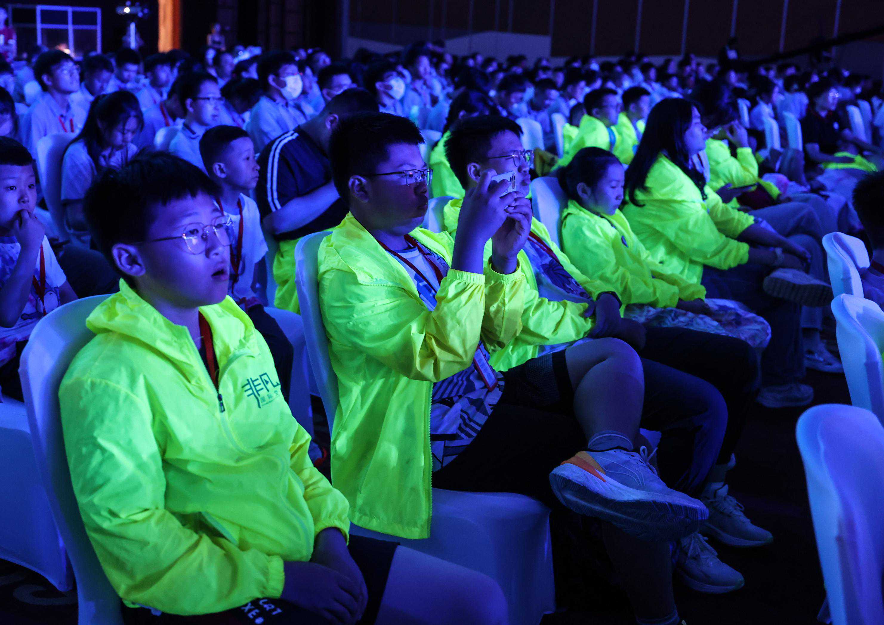 人工智能从娃娃抓起，2023世界人工智能大会青少年人工智能创新发展论坛为孩子们插上科技的翅膀
